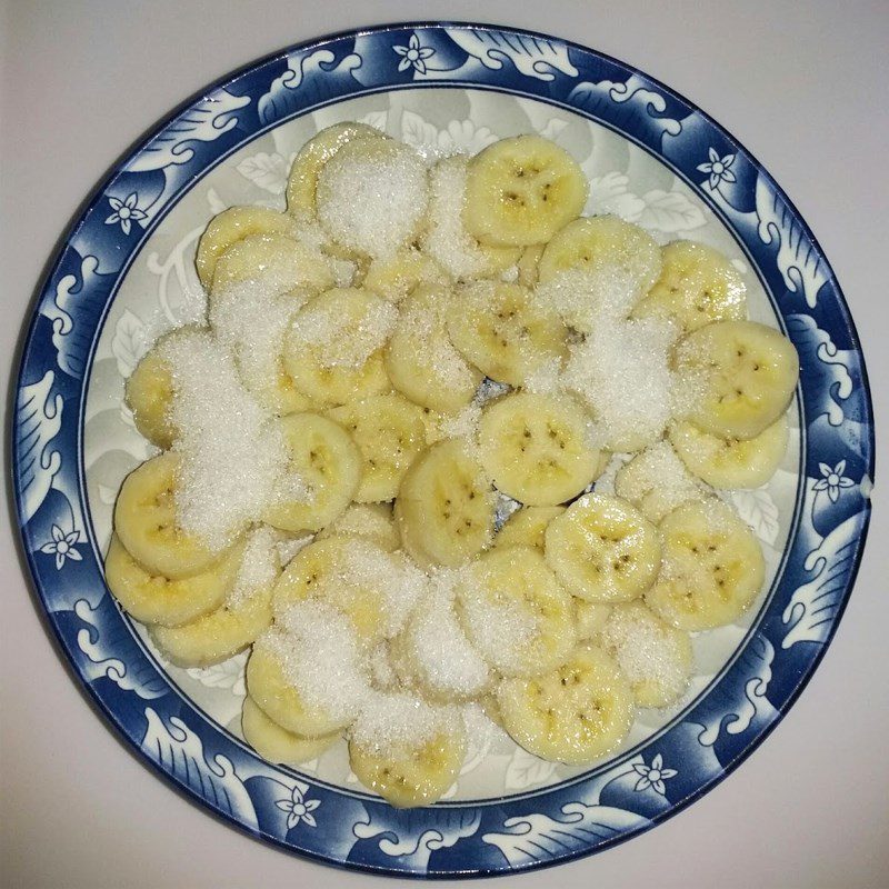 Step 1 Prepare and marinate the banana for 3-color cassava banana cake