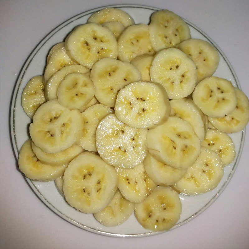 Step 1 Prepare and marinate the banana for 3-color cassava banana cake