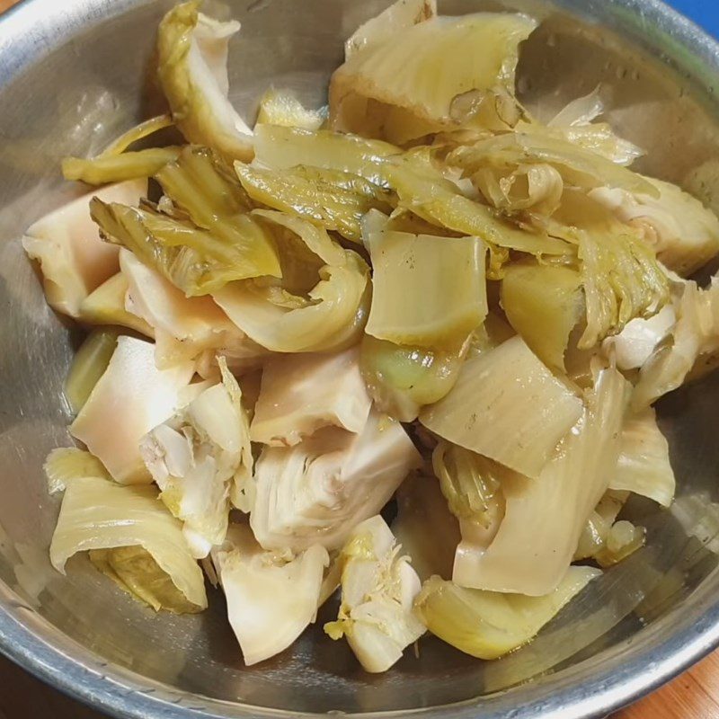 Step 1 Prepare and marinate the mustard greens Stir-fried sour mustard greens with tofu