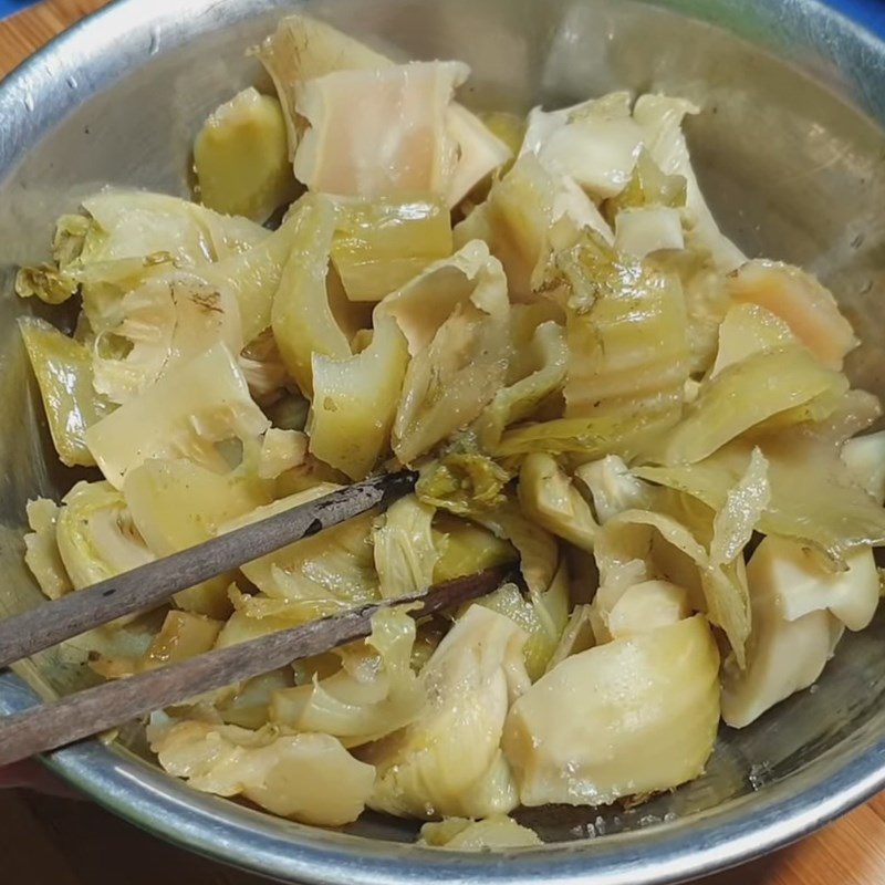 Step 1 Prepare and marinate the mustard greens Stir-fried sour mustard greens with tofu