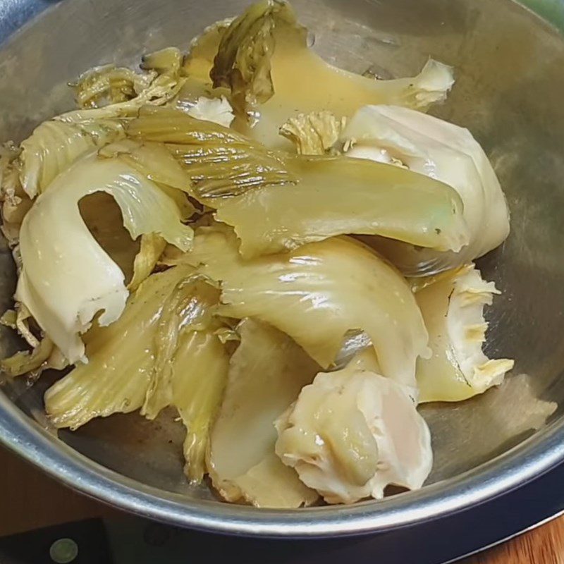 Step 1 Prepare and marinate the mustard greens Stir-fried sour mustard greens with tofu