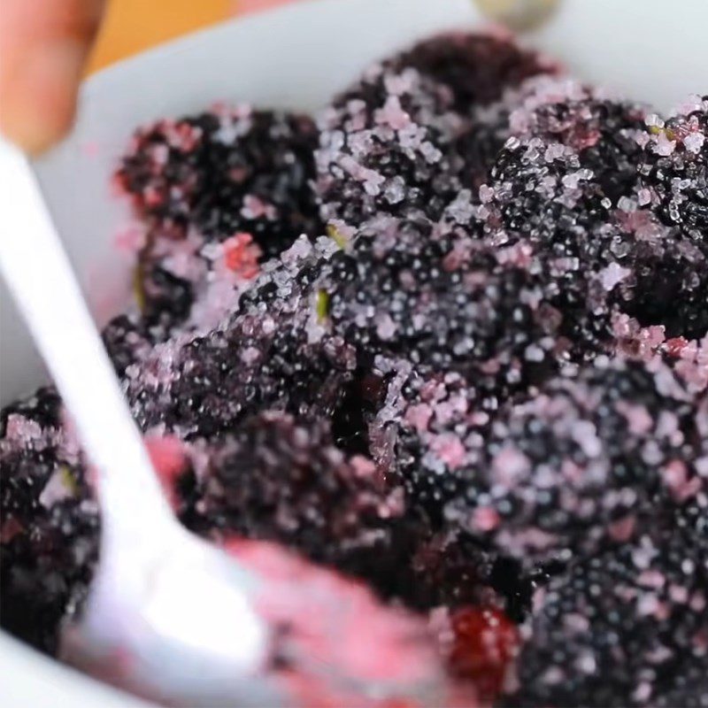 Step 2 Prepare and marinate the mulberries with sugar Mulberry yogurt - yaourt dâu tằm