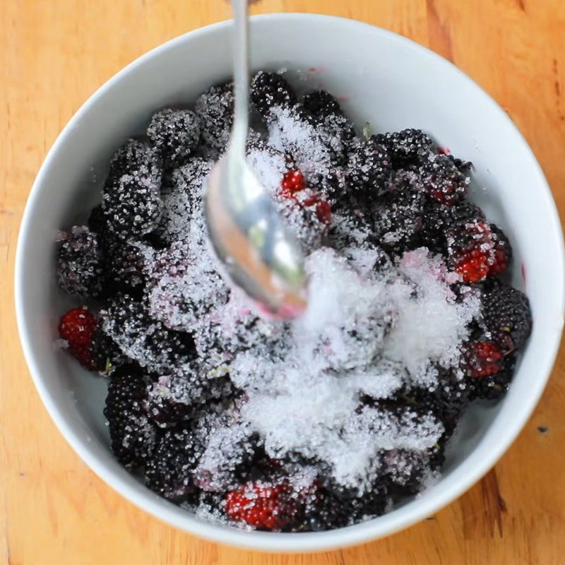 Step 2 Prepare and marinate the mulberries with sugar Mulberry yogurt - yaourt dâu tằm