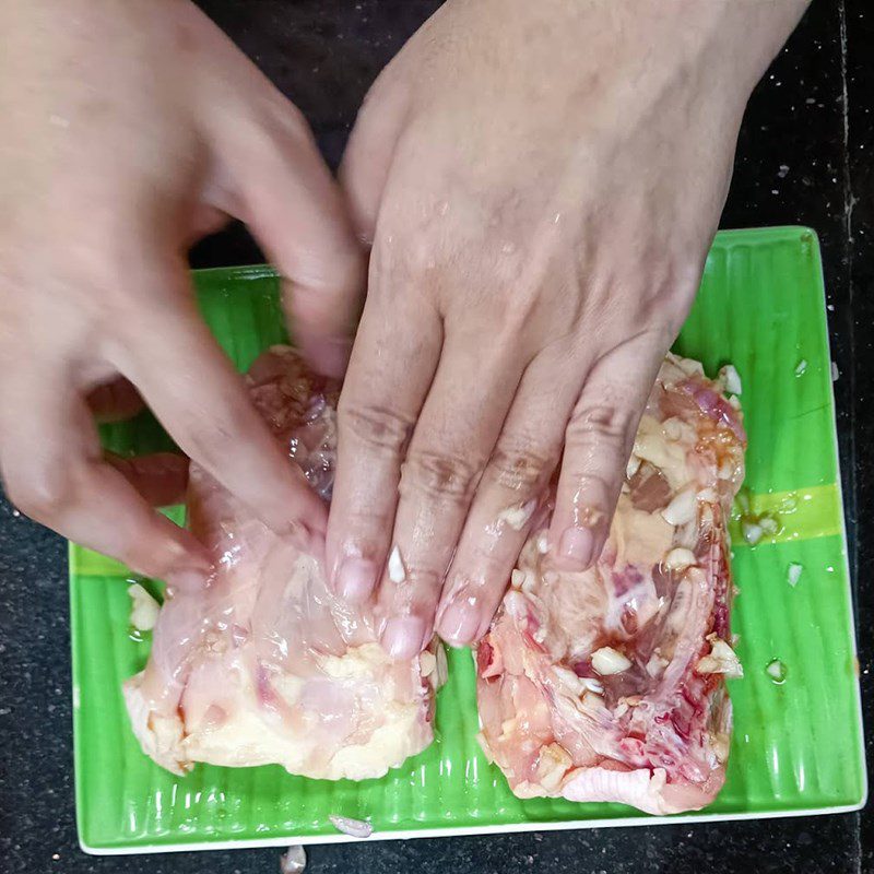 Step 1 Prepare and marinate chicken Chicken thigh braised with coca