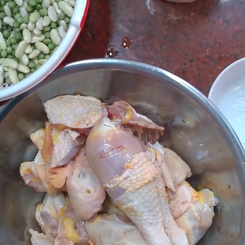 Step 1 Prepare and marinate the chicken Chicken with white beans and peas