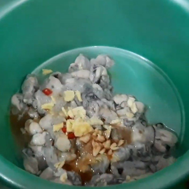 Step 1 Prepare and marinate the oysters Stir-fried oysters with onions