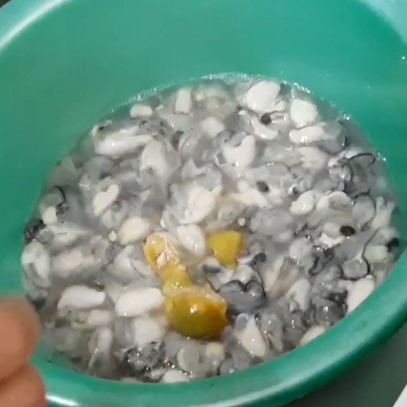 Step 1 Prepare and marinate oysters Stir-fried Oysters with Onions