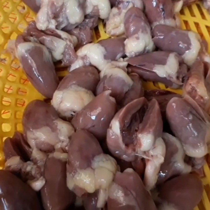 Step 1 Prepare and marinate chicken hearts Chicken heart stir-fried with loofah