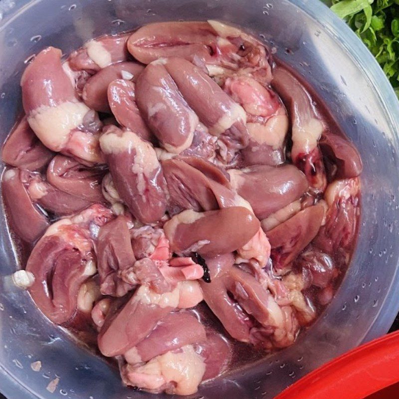 Step 1 Prepare and marinate chicken hearts Chicken heart stir-fried with loofah