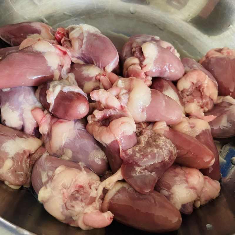 Step 1 Prepare and marinate chicken hearts Chicken heart stir-fried with loofah