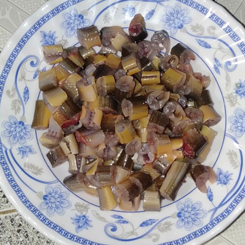 Step 1 Prepare and marinate the eel Stir-fried Eel with Lemongrass and Chili