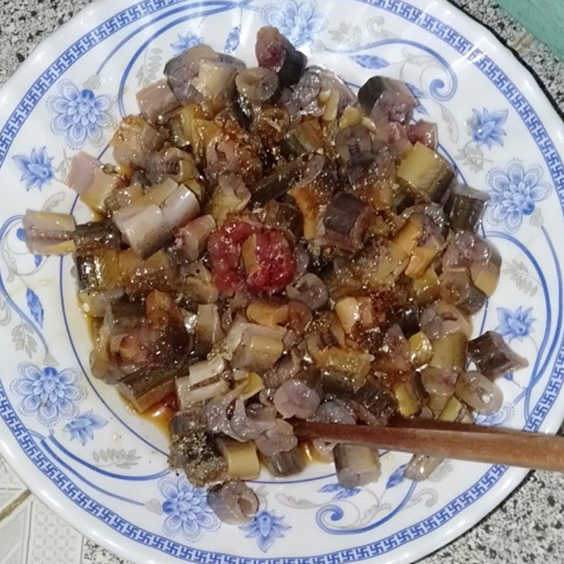 Step 1 Prepare and marinate the eel Stir-fried Eel with Lemongrass and Chili