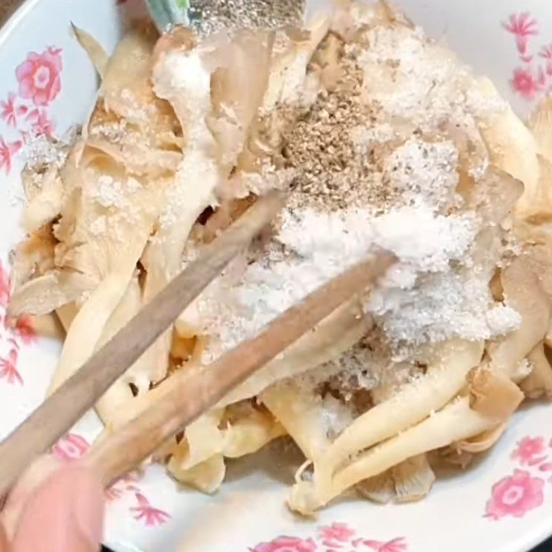 Step 2 Prepare and marinate the mushrooms Steamed oyster mushrooms with lemongrass and ginger