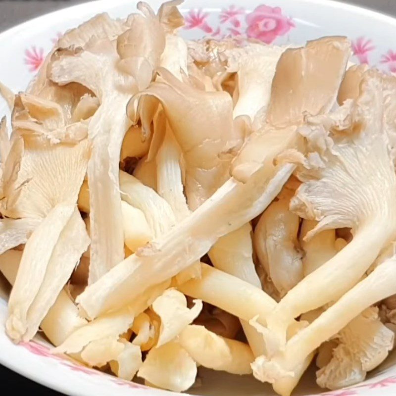 Step 2 Prepare and marinate the mushrooms Steamed oyster mushrooms with lemongrass and ginger