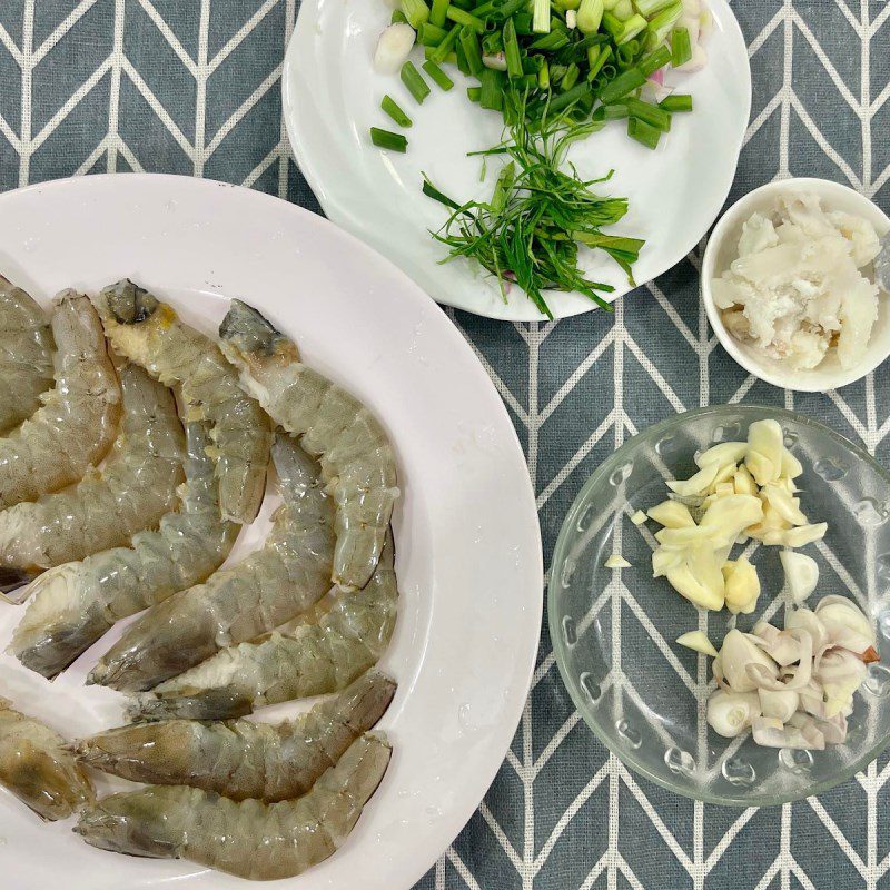 Step 1 Prepare and marinate the ingredients for Stir-fried Shrimp with Lime Leaves