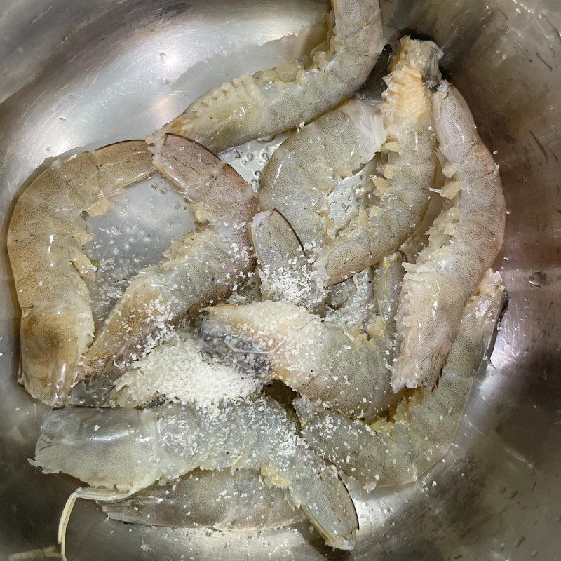 Step 1 Prepare and marinate the ingredients for Stir-fried Shrimp with Lime Leaves