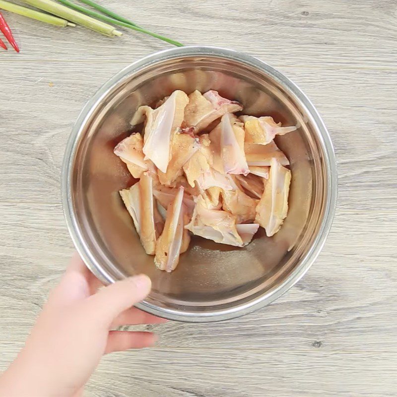 Step 1 Prepare and marinate chicken cartilage Chicken cartilage stir-fried with lemongrass and chili