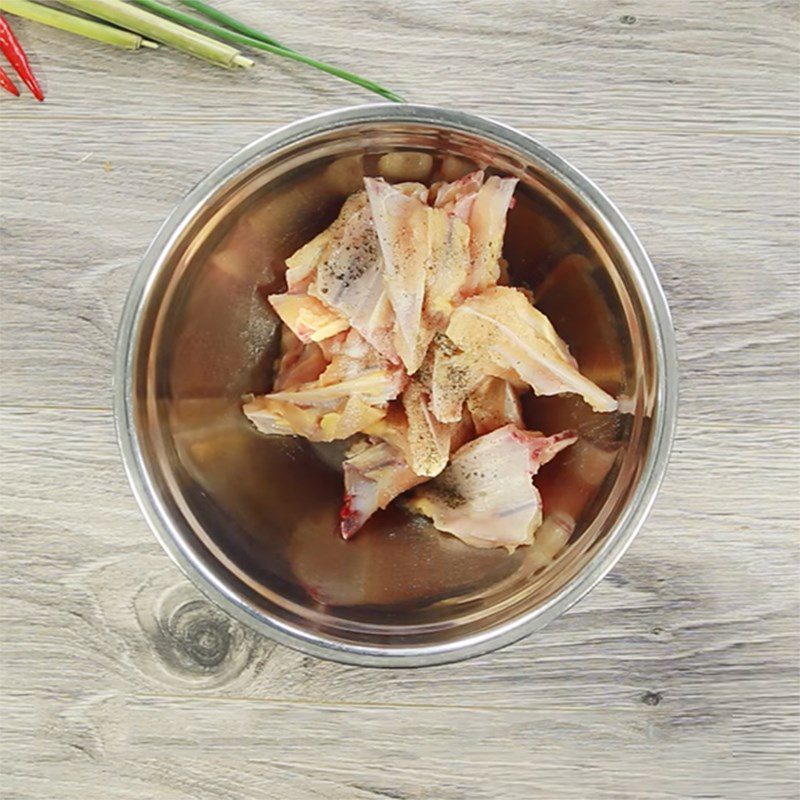 Step 1 Prepare and marinate chicken cartilage Chicken cartilage stir-fried with lemongrass and chili