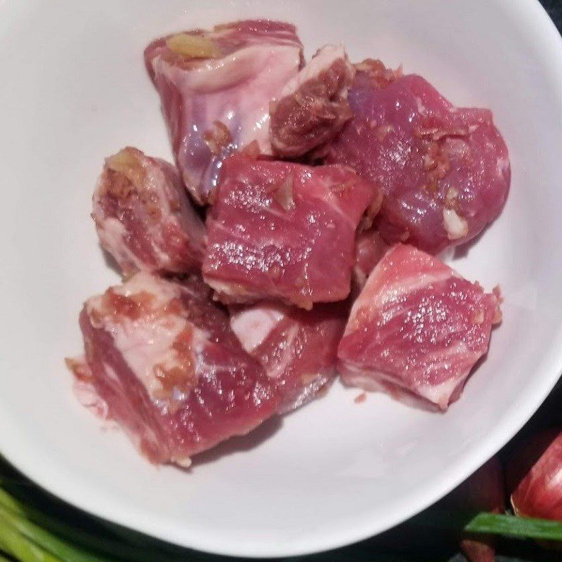 Step 1 Prepare and marinate the short ribs for Lotus Root Rib Soup