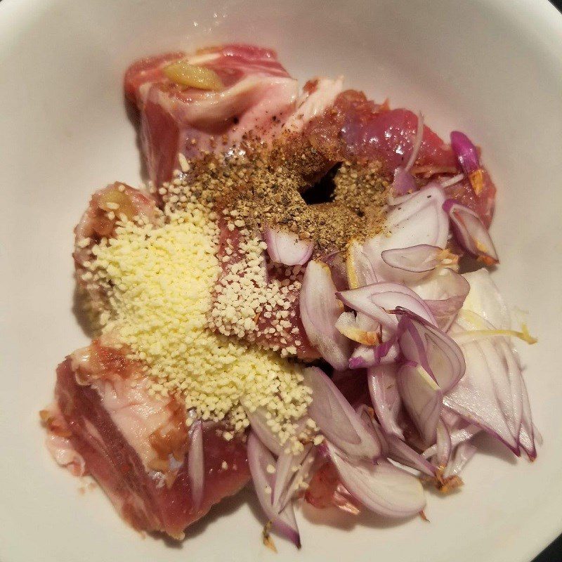 Step 1 Prepare and marinate the short ribs for Lotus Root Rib Soup