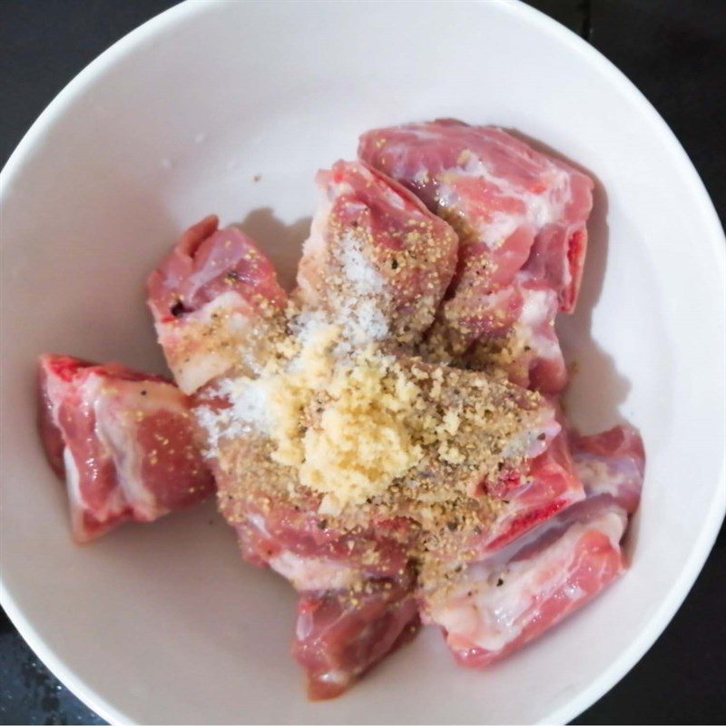 Step 1 Prepare and marinate the ribs Sweet and Sour Pork Ribs (recipe shared by users)
