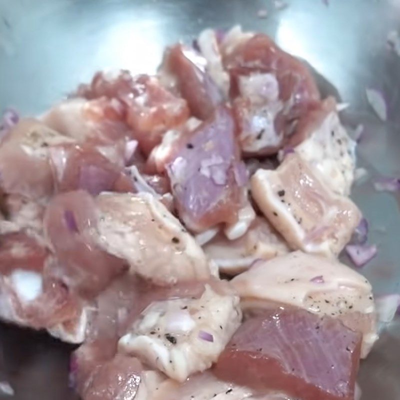 Step 3 Prepare and marinate the meat for Southern savory sticky rice cake