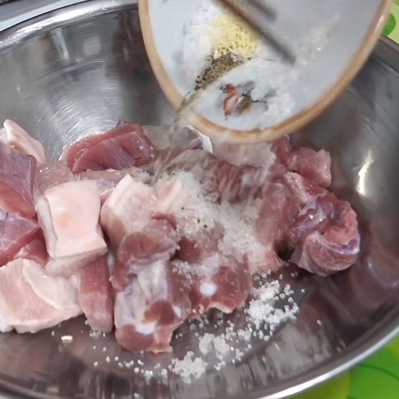 Step 3 Prepare and marinate the meat for Southern savory sticky rice cake