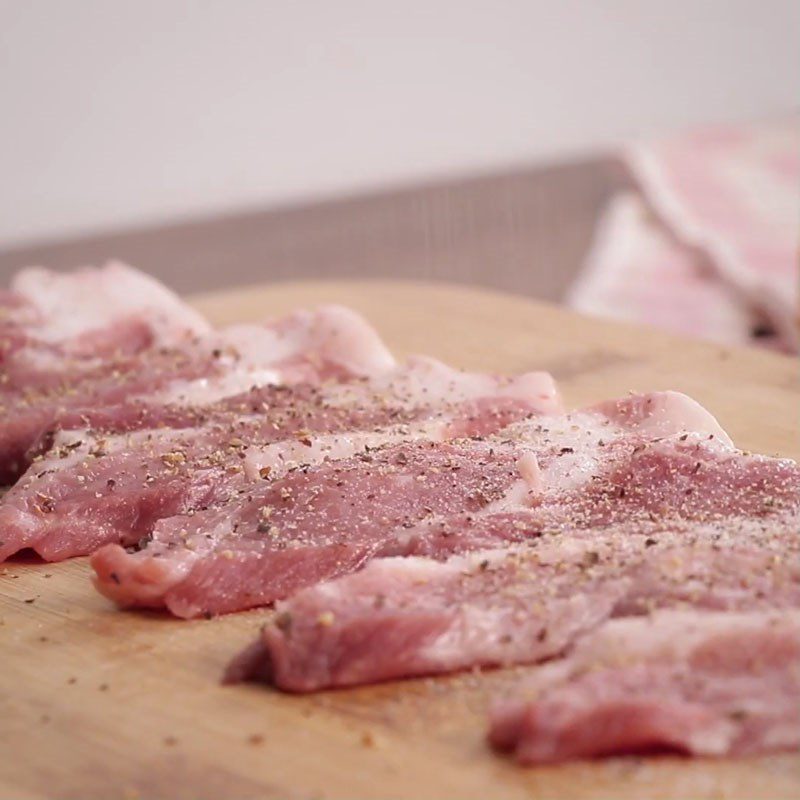 Step 1 Prepare and marinate the meat Pan-fried Pork with Black Pepper Sauce