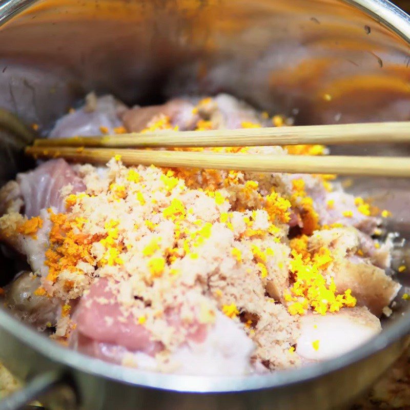 Step 2 Prepare and marinate the meat Braised pork leg with bananas and tofu