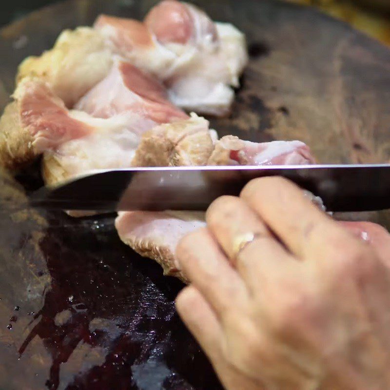 Step 2 Prepare and marinate the meat Braised pork leg with bananas and tofu