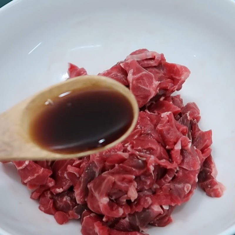 Step 1 Prepare and marinate the beef for Beef Seaweed Soup with Tofu