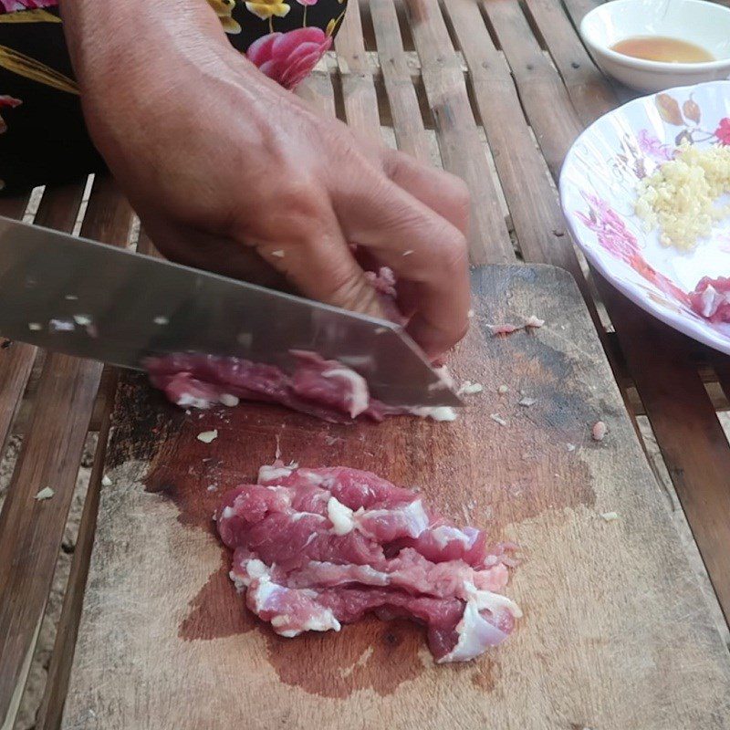 Step 1 Prep and marinate the beef Dandelion Stir-fried with Beef