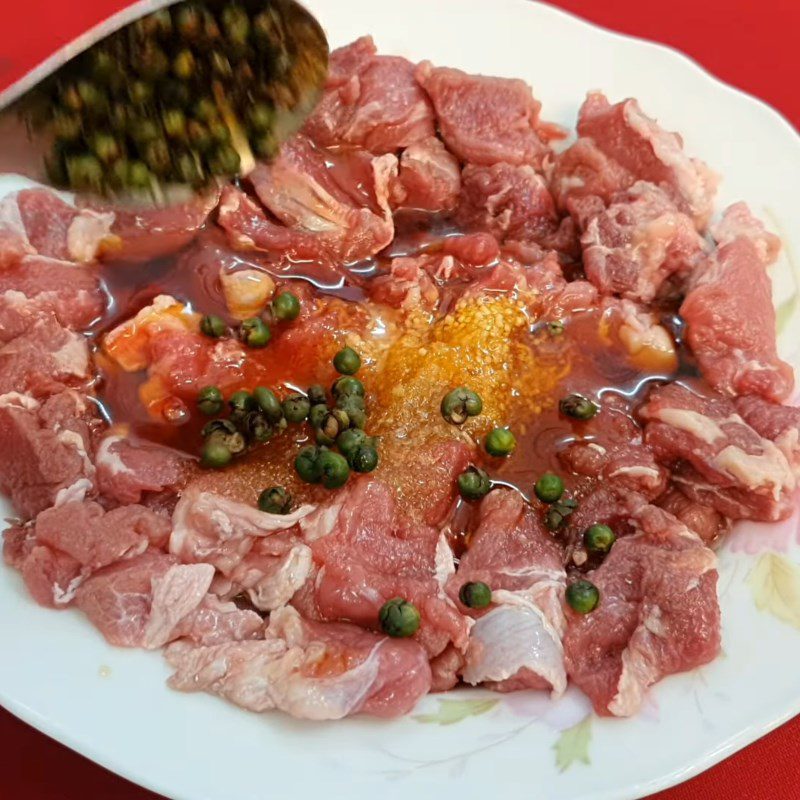 Step 2 Preparation and marinating beef Green pepper beef stew