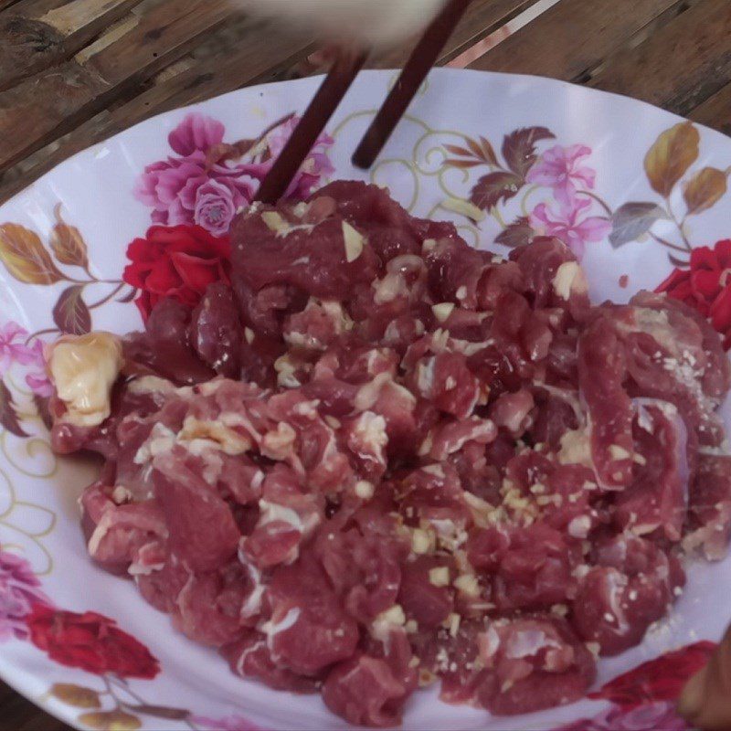 Step 1 Prep and marinate the beef Dandelion Stir-fried with Beef