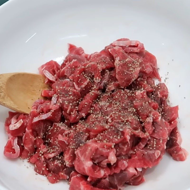 Step 1 Prepare and marinate beef Seaweed soup with beef and tofu