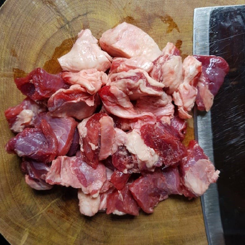 Step 1 Prepare and marinate the beef for the gourd beef soup