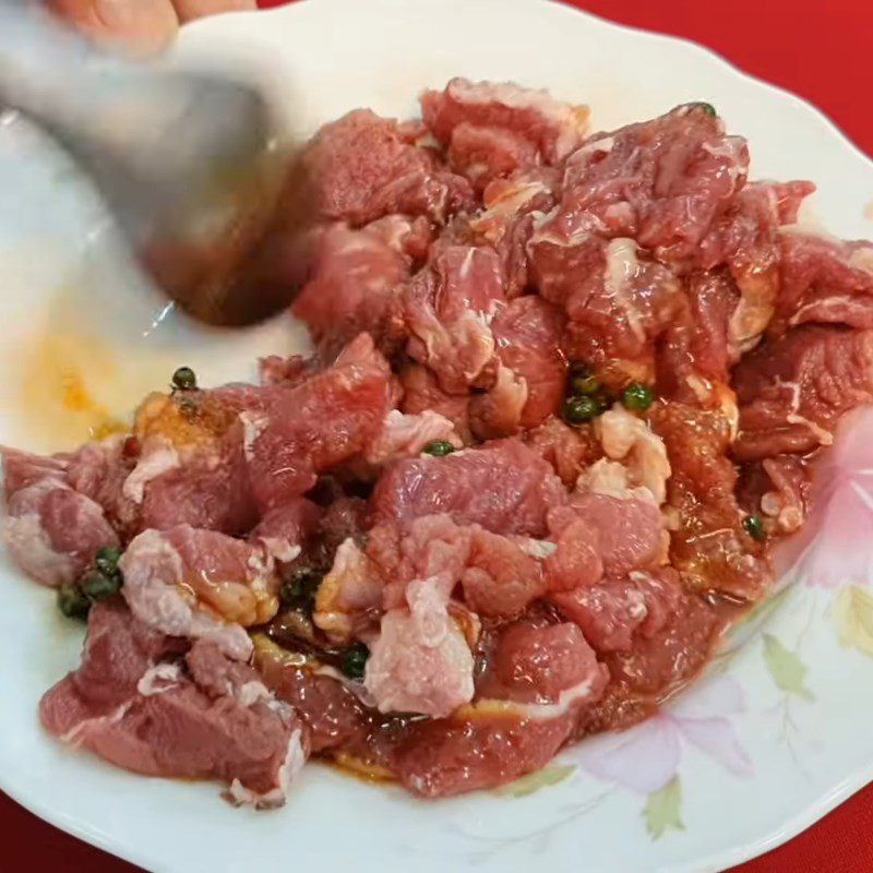 Step 2 Preparation and marinating beef Green pepper beef stew