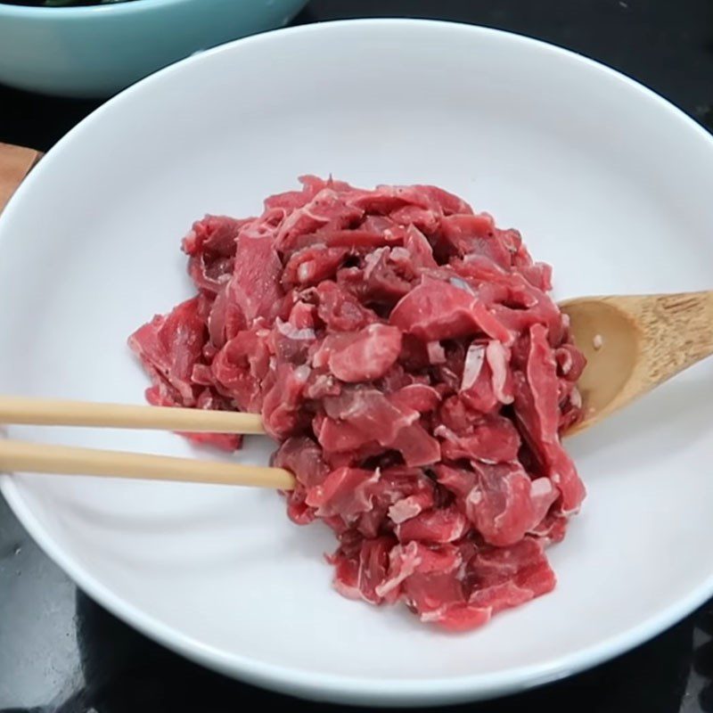 Step 1 Prepare and marinate beef Seaweed soup with beef and tofu