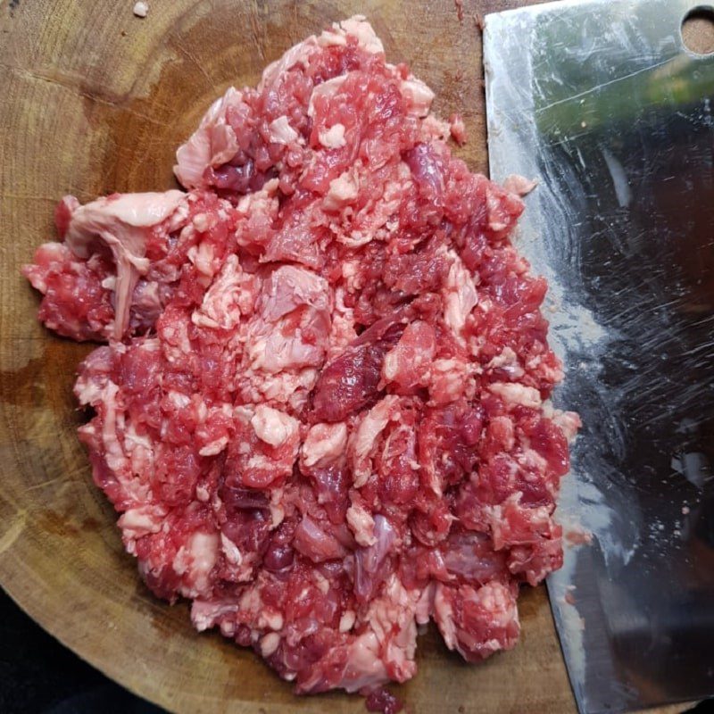 Step 1 Prepare and marinate the beef for the gourd beef soup