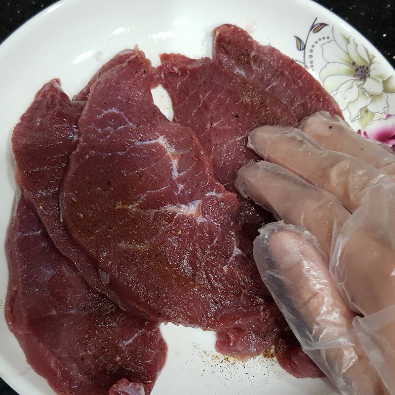 Step 1 Prepare and marinate the beef Cheese sauce steak and mushrooms