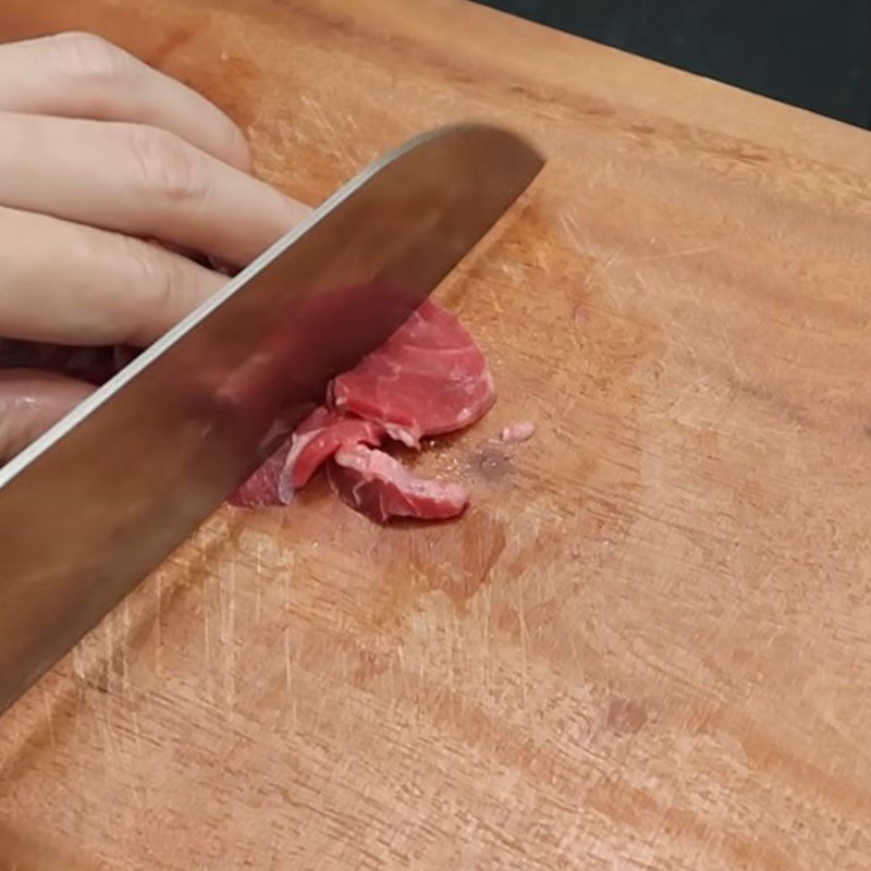 Step 1 Prepare and marinate the beef for Beef Seaweed Soup with Tofu