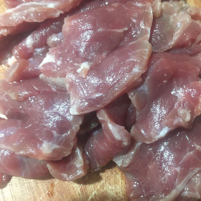 Step 1 Prepare and marinate beef Stir-fried cabbage with beef