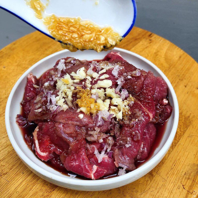 Step 1 Prepare and marinate the beef for stir-fried instant noodles