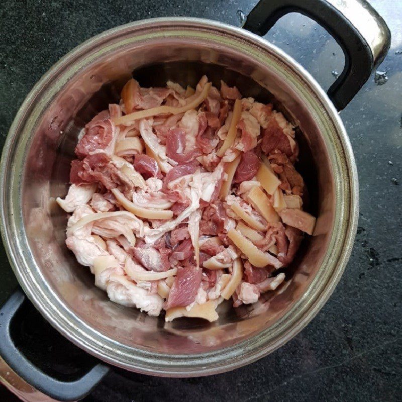 Step 1 Prepare and marinate goat meat Goat meat dipped in vinegar with perilla