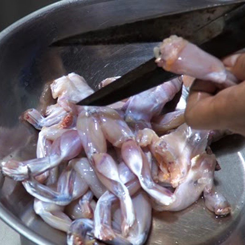 Step 1 Prepare and marinate frog meat Stir-fried frog with lemongrass and chili