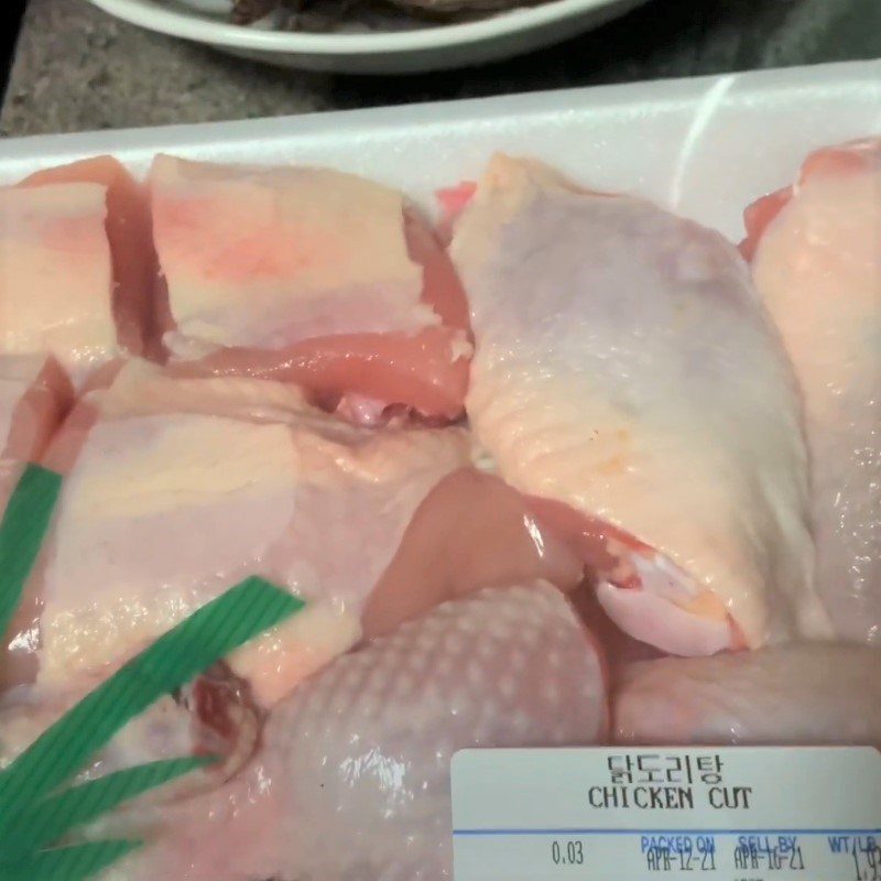 Step 1 Preparing chicken for Braised Chicken with Dried Bamboo Shoots