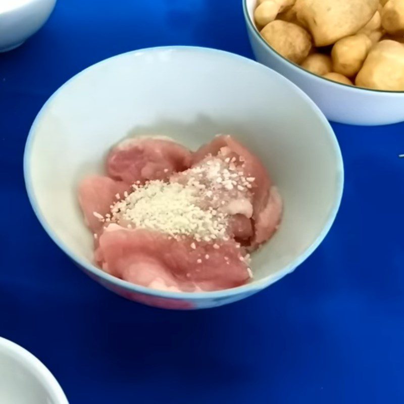 Step 1 Prepare and marinate the pork Stir-fried Pickled Onions with Mixed Pork