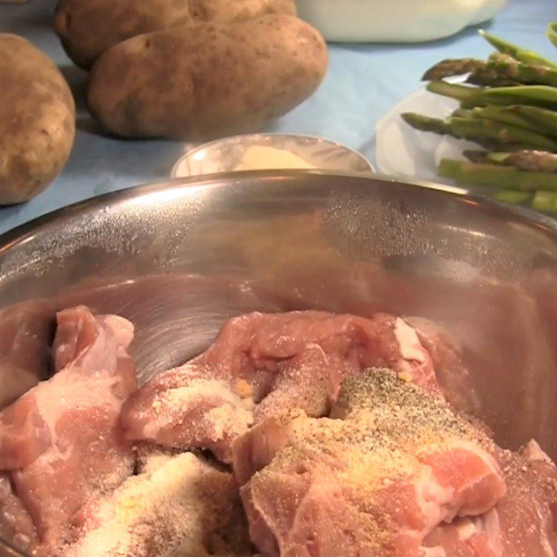 Step 1 Prepare and marinate pork for pork steak with mashed potatoes