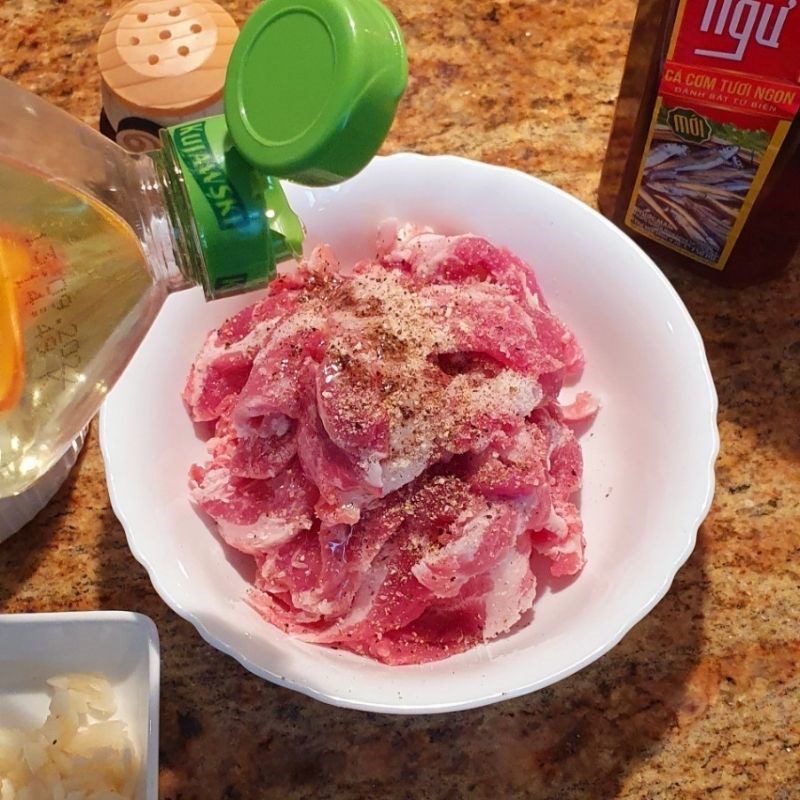 Step 1 Prepare the ingredients and marinate the meat Spicy stir-fried pork