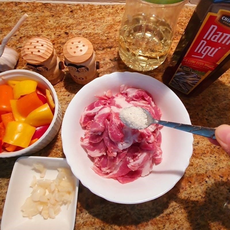 Step 1 Prepare the ingredients and marinate the meat Spicy stir-fried pork